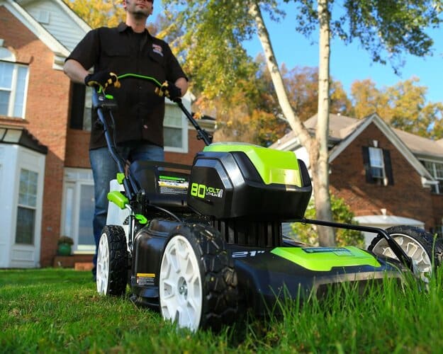הכירו את מכסחת 80V Pro: מכסחת דשא מקצועית עוצמתית